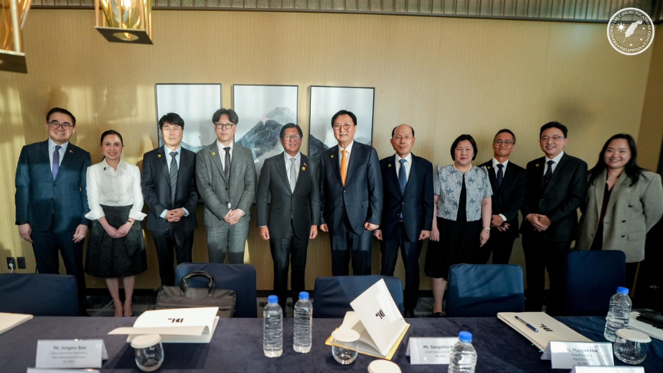 Marcos, DL Group discuss 320-MW nuclear project during APEC Summit